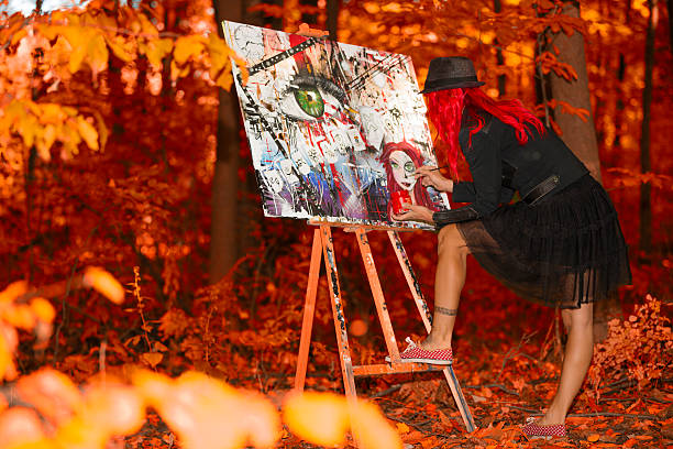 森の中で絵を描いた赤い髪の女性 - oeuvre ストックフォトと画像