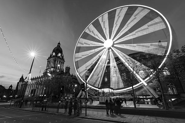 tiro de longa exposição da prefeitura de leeds e roda gigante - leeds england leeds town hall night uk - fotografias e filmes do acervo