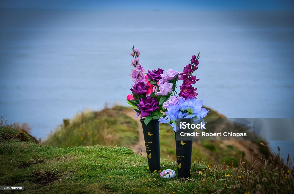 Flowers on the sea shore in remembrance - Royalty-free As Stockfoto