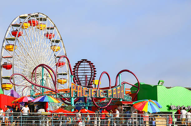 вход в тихоокеанский парк - amusement park santa monica ferris wheel santa monica beach стоковые фото и изображения