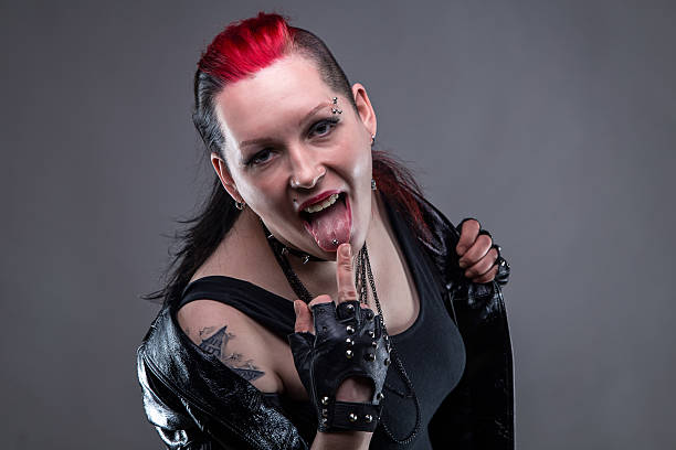 mulher de rock com dedo médio - women jacket leather hooligan - fotografias e filmes do acervo
