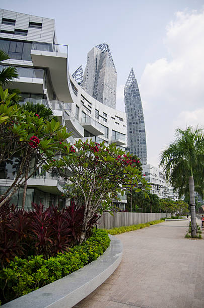 stadtbild wolkenkratzer architektur sonnenuntergang - editorial asia singapore park stock-fotos und bilder