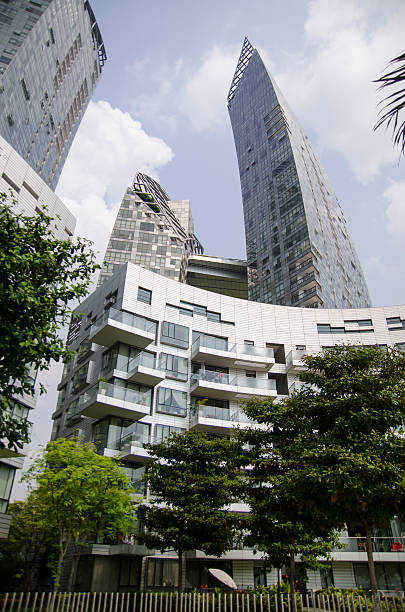 stadtbild wolkenkratzer architektur sonnenuntergang - editorial asia singapore park stock-fotos und bilder