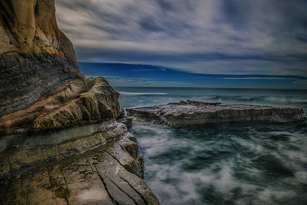 плоская скала на тихом океане - torrey pines state reserve стоковые фото и изображения