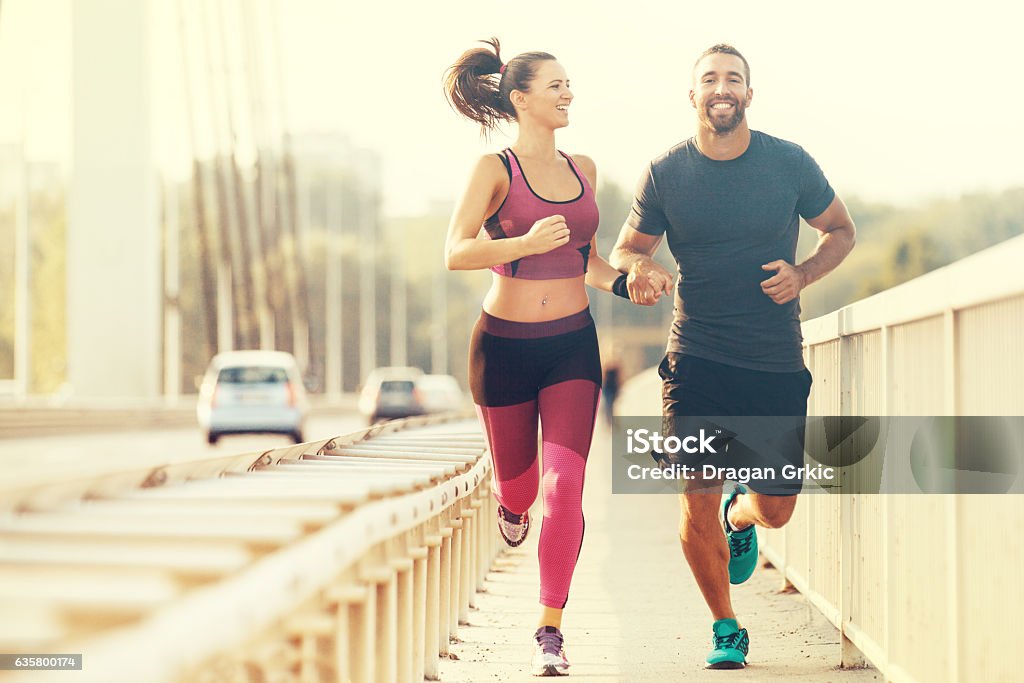 Heureux Couple Jogging - Photo de Courir libre de droits