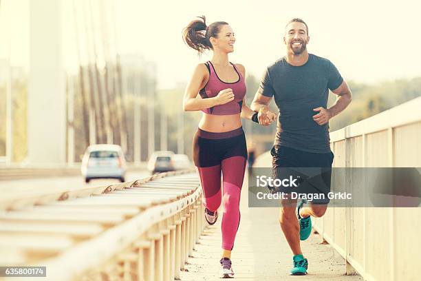 Photo libre de droit de Heureux Couple Jogging banque d'images et plus d'images libres de droit de Courir - Courir, Tous types de couple, Jogging