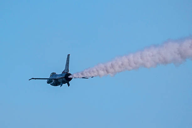 avião thunderbird da força aérea dos eua - fighter plane airplane teamwork air force - fotografias e filmes do acervo