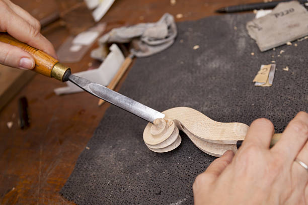 artesano fabricante de violines tallando un cuello en su laboratorio - making craftsperson italian music musical instrument fotografías e imágenes de stock