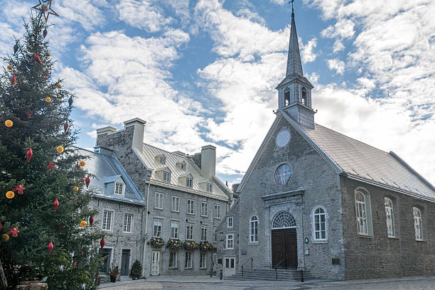 место royale украшено на рождество - квебек, канада - montreal winter city quebec стоковые фото и изображения