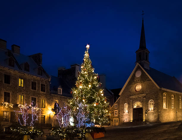 место royale украшено на рождество - квебек, канада - montreal winter city quebec стоковые фото и изображения
