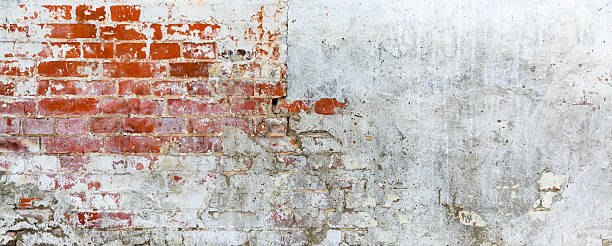 mur rustique rugueux en brique vintage avec du plâtre fissuré - sign dirty plaster red photos et images de collection