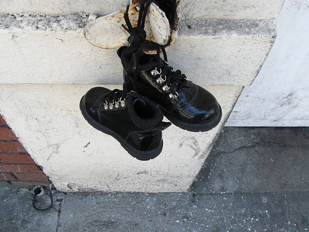 垂れ下がるの靴 - round toe shoes ストックフォトと画像