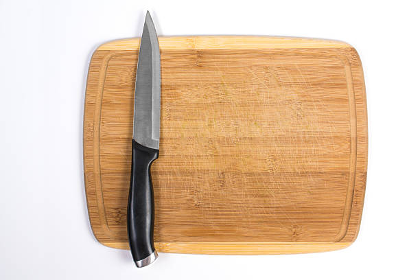 tabla de cortar de madera con cuchillo pequeño aislado sobre blanco - bamboo brown cooking gourmet fotografías e imágenes de stock