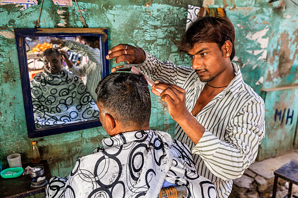 friseur schneiden man's hair auf den straßen von jaipur, rajasthan - indian culture fotos stock-fotos und bilder