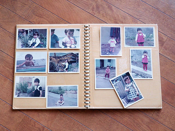 vecchie foto, bambino degli anni '70 - family album foto e immagini stock