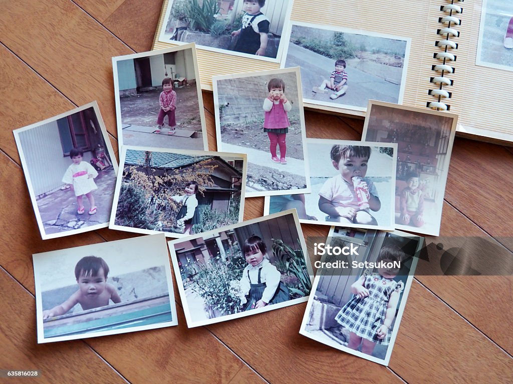 古い写真、70年代の子供 - フォトアルバムのロイヤリティフリーストックフォト