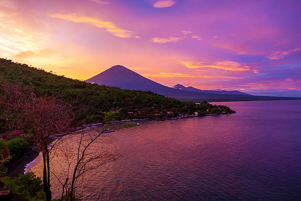 夕焼けと火山 - west nusa tenggara ストックフォトと画像