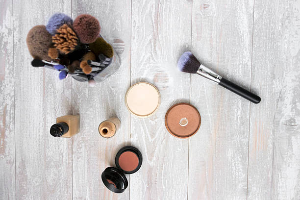 макияж кисти  - face powder make up cosmetics eyeshadow стоковые фото и изображения