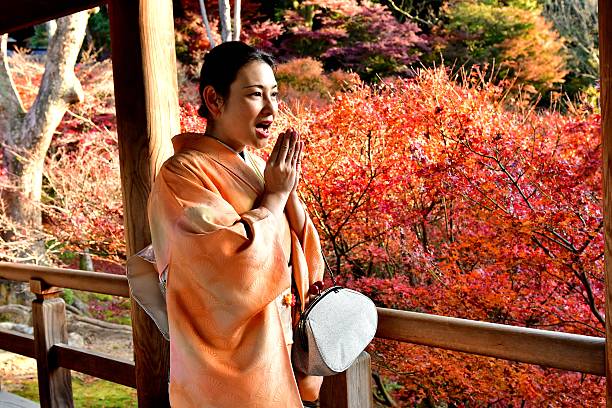 femme japonaise en kimono profitant du feuillage d’automne à tofuku-ji, kyoto - obi sash photos et images de collection