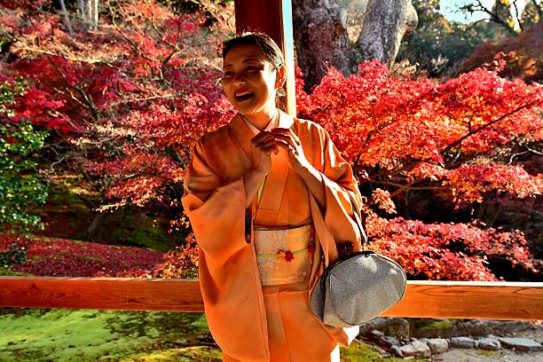 donna giapponese nel kimono che si gode il fogliame autunnale a tofuku-ji, kyoto - obi sash foto e immagini stock