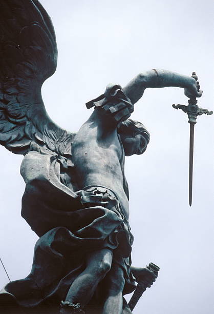 Estátua de São Miguel em Castel Sant'Angelo em Roma. Itália. - foto de acervo