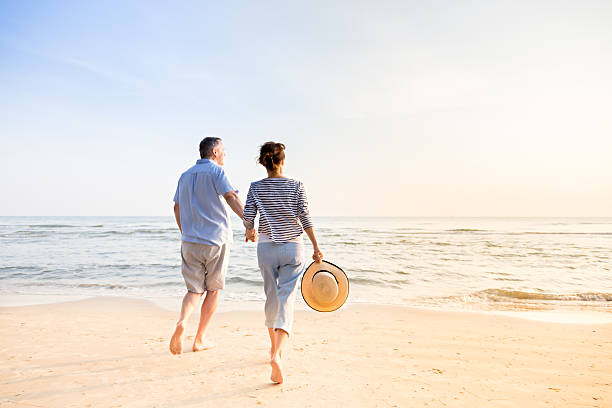 pareja en la playa  - mature adult couple caucasian outdoors fotografías e imágenes de stock