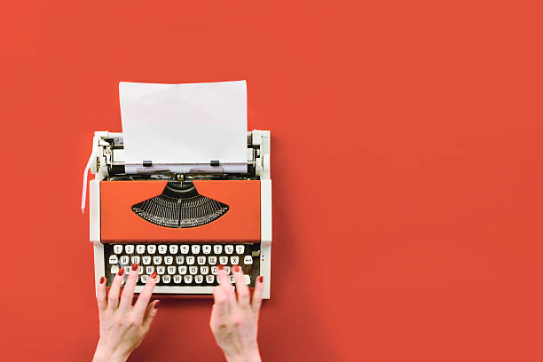 red vintage typewriter with white blank paper sheet - typewriter writing journalist typing imagens e fotografias de stock