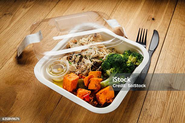 Cena De Pollo Saludable Lista Para Comer Foto de stock y más banco de imágenes de Preparación de alimentos - Preparación de alimentos, Plato de comida, Comida para llevar