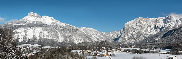 altausee с горами loser и trisselwand, зимняя панорама, австрийские альпы - bad aussee стоковые фото и изображения