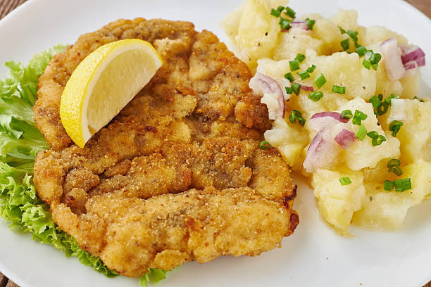 weiner schnitzel with potato salad - weiner schnitzel imagens e fotografias de stock