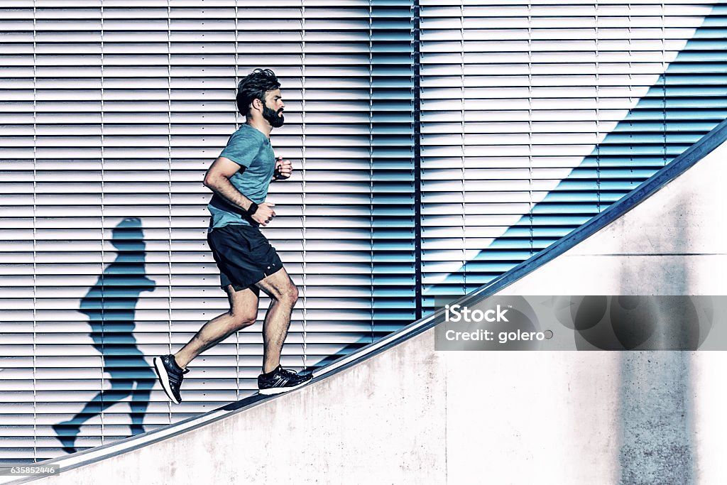 Bärtiger Sportler läuft auf Betonwand in berlin - Lizenzfrei Sport Stock-Foto