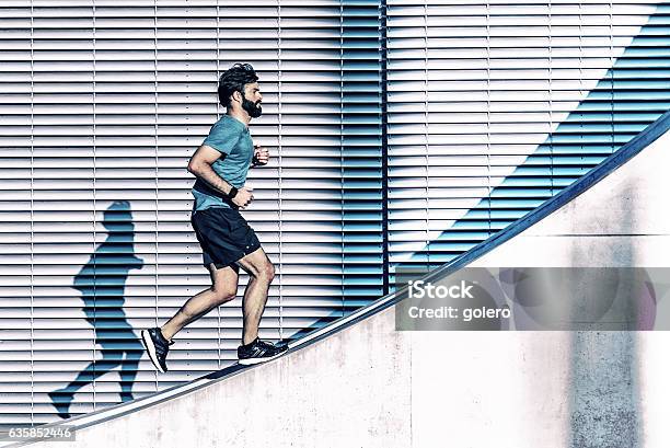 Bärtiger Sportler Läuft Auf Betonwand In Berlin Stockfoto und mehr Bilder von Sport - Sport, Rennen - Körperliche Aktivität, Treppe