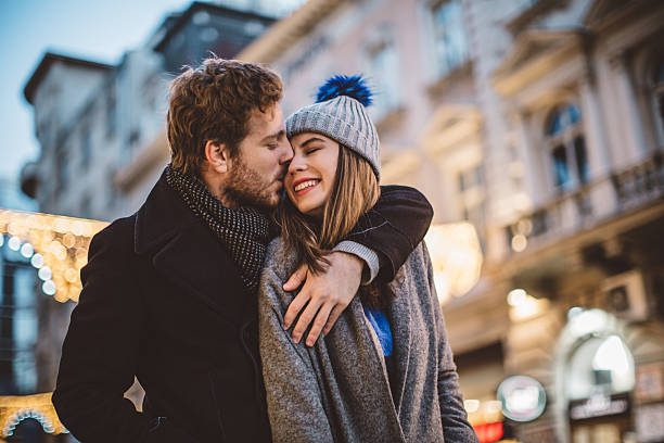 sie lieben anderen  - couple winter expressing positivity loving stock-fotos und bilder