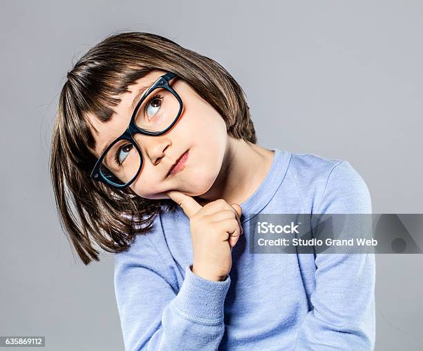 Photo libre de droit de Belle Petite Fille Réfléchie Avec Des Lunettes Intelligentes À Imaginer banque d'images et plus d'images libres de droit de Enfant