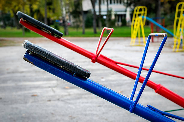 balancín o tambalearse - totter fotografías e imágenes de stock