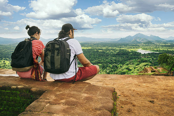 カップルの上に座るシギリヤロックのスリランカ - north central sri lanka ストックフォトと画像