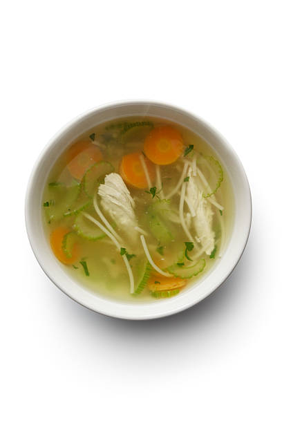 soupes: soupe au poulet isolée sur fond blanc - soup chicken soup chicken noodle soup food photos et images de collection