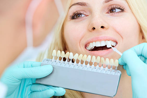gros plan d’une fille avec un beau sourire chez le dentiste - couronne dentaire photos et images de collection