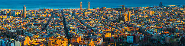panorama aéreo de barcelona sobre los monumentos de la puesta de sol mediterránea sagrada familia españa - port de barcelona catalonia spain barcelona city fotografías e imágenes de stock