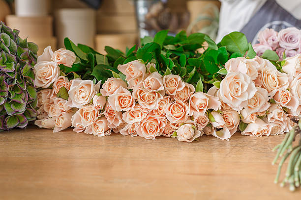 istock Flower shop background. Fresh roses for bouquet delivery 635885672