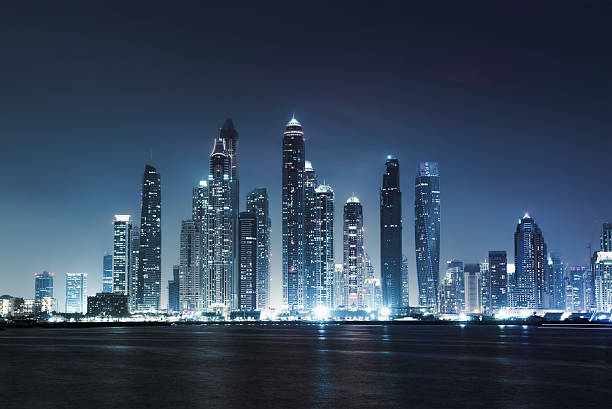 панорама небоскребов в дубай марина, время заката, оаэ - dubai skyline united arab emirates finance стоковые фото и изображения