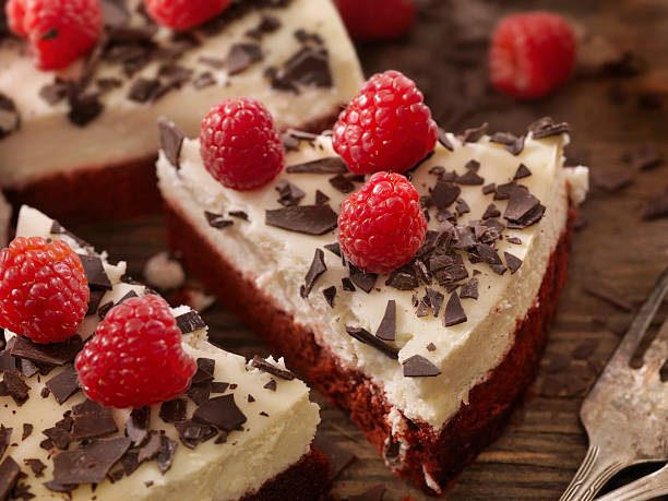 cheesecake di velluto rosso con berry fresco - chocolate part of portion chocolate shaving foto e immagini stock