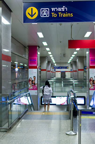 mulher na escada rolante - escalator elevator women leaving - fotografias e filmes do acervo