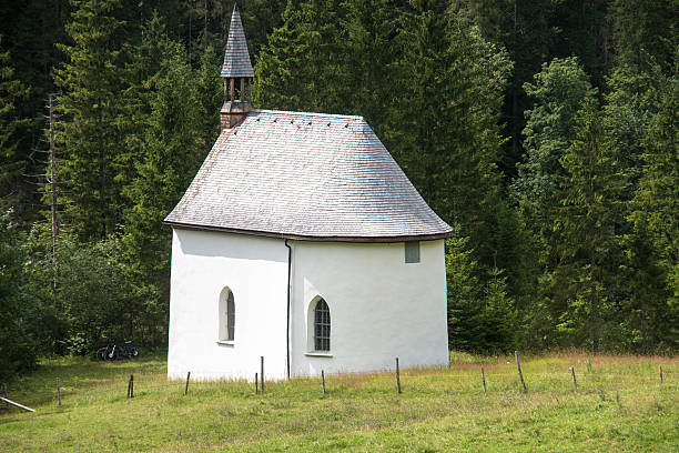 pielgrzymka - kaplica nad jeziorem tegernsee - tegernsee lake tegernsee lake mountain zdjęcia i obrazy z banku zdjęć