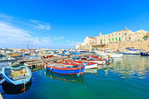 puerto en giovinazzo cerca de bari, apulia, italia - el cotillo fotografías e imágenes de stock