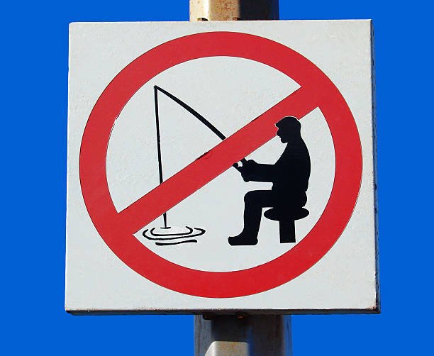 istock Sign Forbidden to fish in a port 635898352