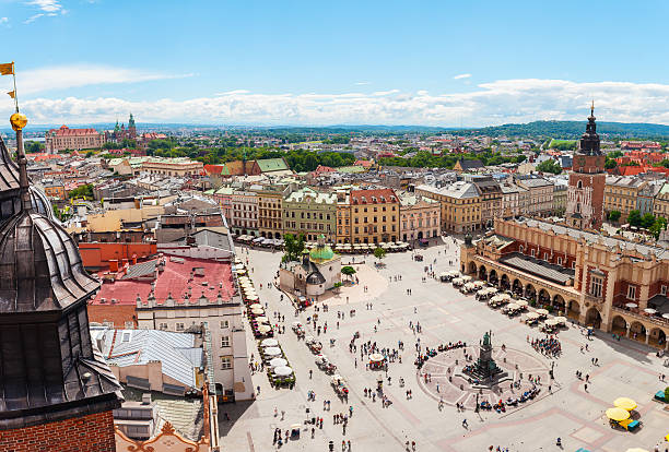 vue aérienne sur la place centrale et sukiennice à cracovie. - pologne photos et images de collection