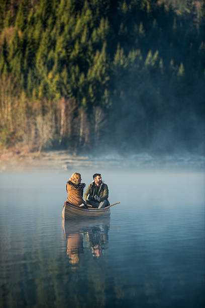 vacances parfaites à l’extérieur - canoeing people traveling camping couple photos et images de collection