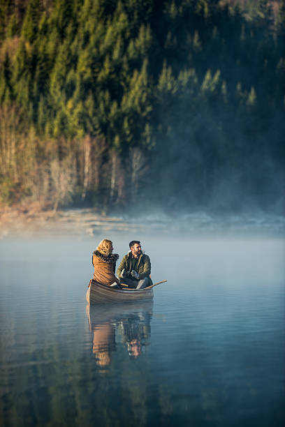 vacanza perfetta all'aperto - canoeing people traveling camping couple foto e immagini stock