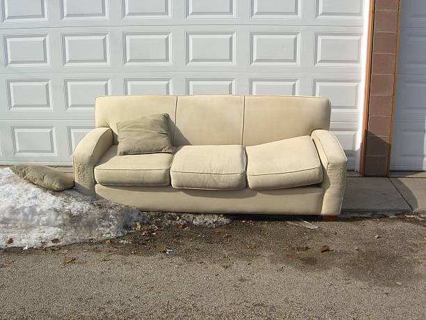 istock Abandoned old couch in urban alley with snow 635903092